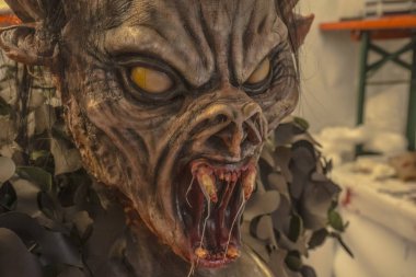 Kötü canavar maskesi. Kötü bir maske bir köpek. Korkunç kauçuk sc