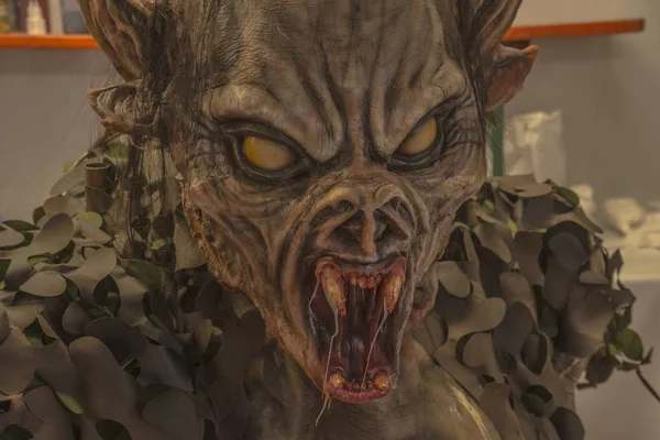 Kötü canavar maskesi. Kötü bir maske bir köpek. Korkunç kauçuk sc