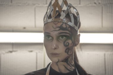 Kötü Kraliçe. Bir kızın güzel portresi. Üzerinde bir dövme ile kız 