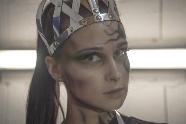 Kötü Kraliçe. Bir kızın güzel portresi. Üzerinde bir dövme ile kız 