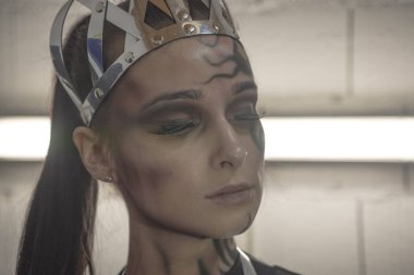 Kötü Kraliçe. Bir kızın güzel portresi. Üzerinde bir dövme ile kız 