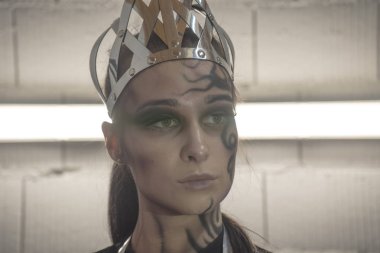 Kötü Kraliçe. Bir kızın güzel portresi. Üzerinde bir dövme ile kız 