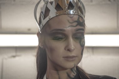 Güzel Kraliçe. Bir kızın güzel portresi. Bir Tatto ile kız