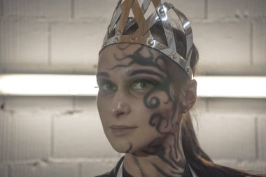 Güzel Kraliçe. Bir kızın güzel portresi. Bir Tatto ile kız