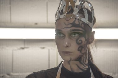 Güzel Kraliçe. Bir kızın güzel portresi. Bir Tatto ile kız