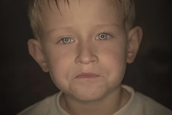 Portret smutny chłopiec w ciemności. Portret małego chłopca. Han — Zdjęcie stockowe
