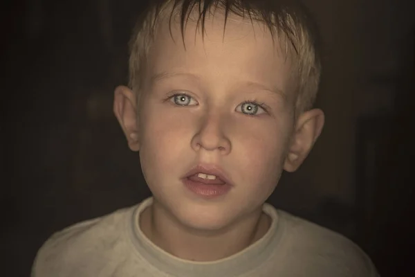 Retrato de um rapaz triste no escuro. Retrato de um rapazinho. Han... — Fotografia de Stock