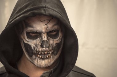 Beyaz arka plan üzerinde makyaj kafatası. Korkunç bir kafatası portresi. 