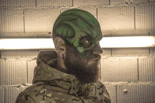 Retrato de un hombre. Haz las paces con un scull verde. El tipo con el —  Fotos de Stock