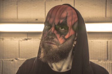 Turuncu bir kafatası kadar yapmak. Bir kafatası bir adam olun portresi. Kel