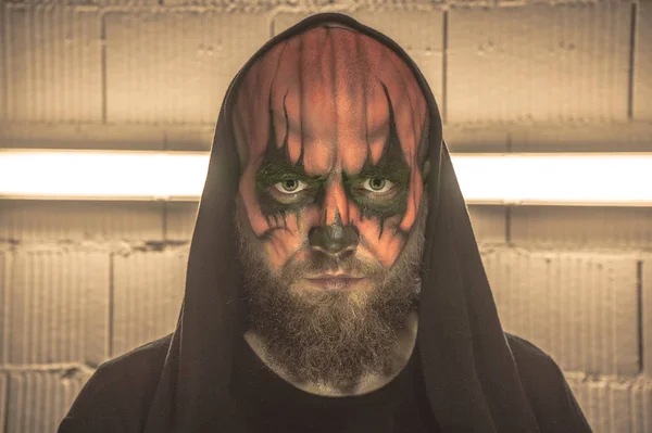 Prepara un cráneo naranja. Retrato de un hombre Conforman un cráneo. Calvo. —  Fotos de Stock