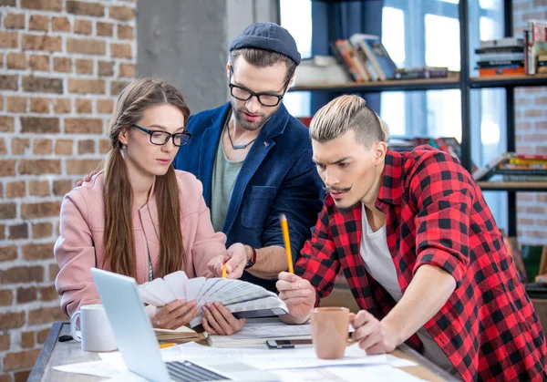 Progettisti che lavorano al progetto — Foto Stock