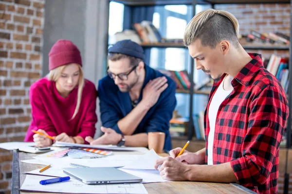 Diseñadores que trabajan en el proyecto — Foto de Stock