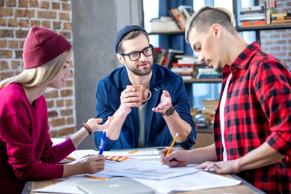 Diseñadores que trabajan en el proyecto — Foto de Stock