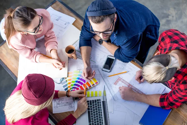 Progettisti che lavorano al progetto — Foto Stock