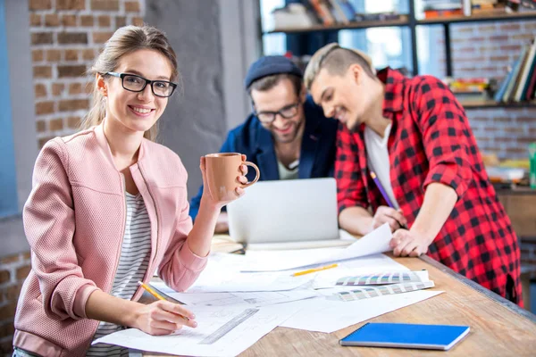 Mujer de negocios que trabaja con planos — Foto de Stock