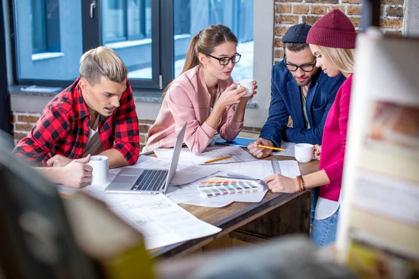 Progettisti che lavorano al progetto — Foto Stock