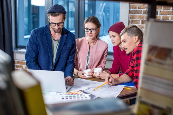 Diseñadores que trabajan en el proyecto — Foto de Stock