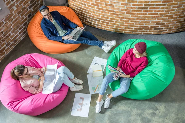 Mensen in bean bag stoelen — Stockfoto