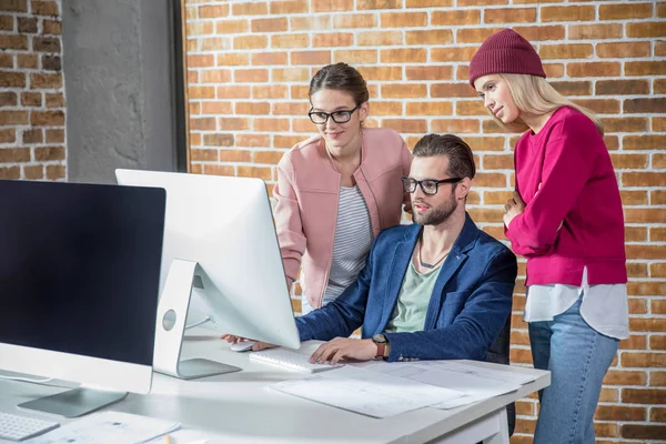 Businesspeople working with computer — Stock Photo, Image