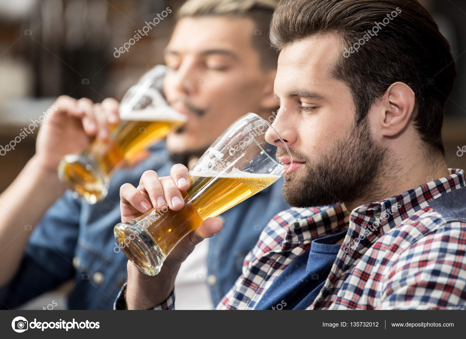 Freunde, die Bier trinken — Stockfoto © AndreyBezuglov ...