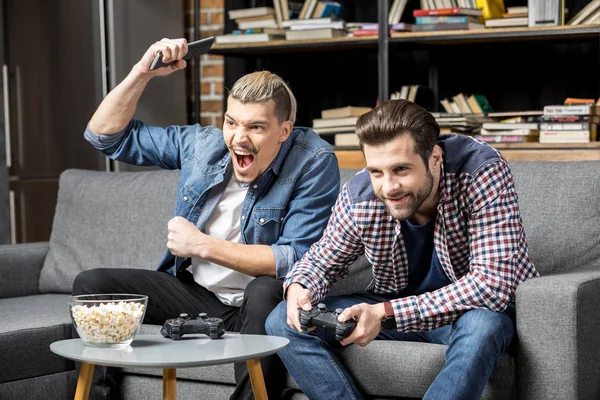 Männer spielen mit Steuerknüppeln — Stockfoto