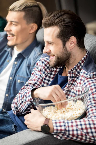 Přátel, jíst popcorn — Stock fotografie