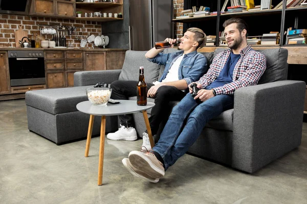 Friends drinking beer — Stock Photo, Image