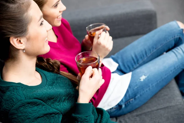 Young women drinking tea — Stock Photo, Image