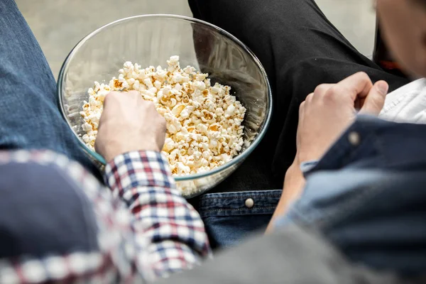 Pattogatott kukoricát eszik meg — Stock Fotó