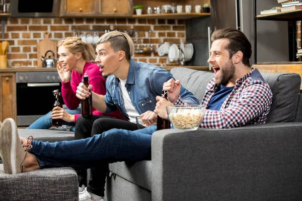 Vrienden die bier drinken — Stockfoto