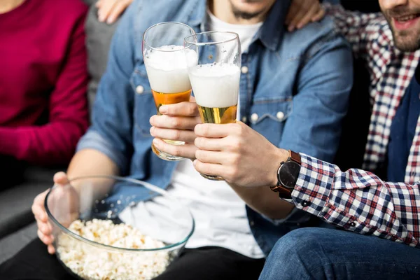 Amigos bebendo cerveja — Fotografia de Stock