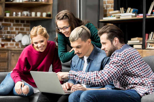 Friends using laptop — Stock Photo, Image