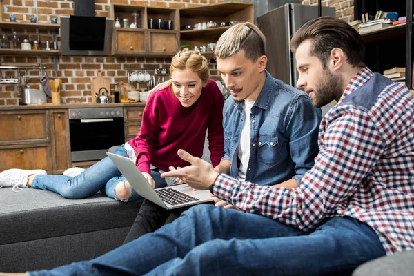 Vänner med laptop — Stockfoto