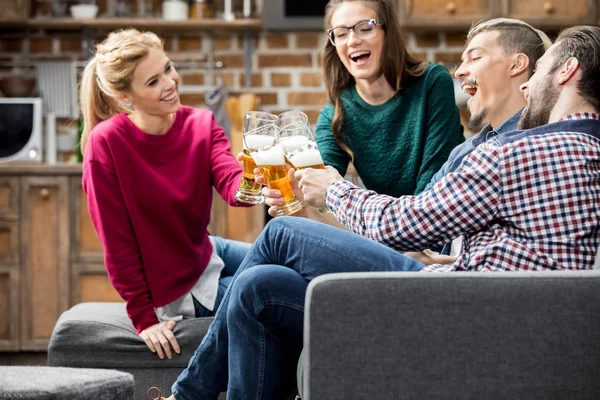 Freunde trinken Bier — Stockfoto