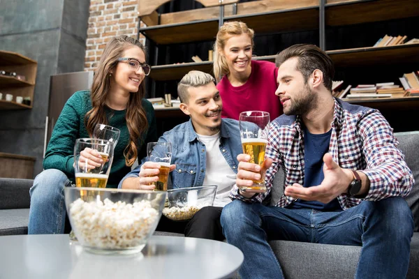 友達がビールを飲む — ストック写真