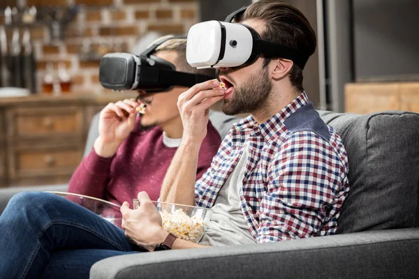 Чоловіки у окулярах віртуальної реальності — стокове фото