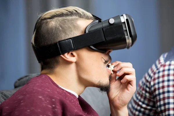 Omul în ochelari de realitate wirtual — Fotografie, imagine de stoc