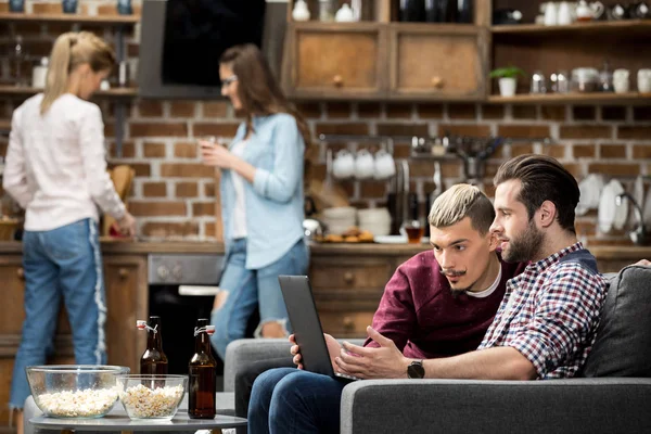 Friends using laptop — Stock Photo, Image