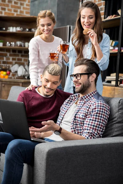 Friends using laptop — Stock Photo, Image