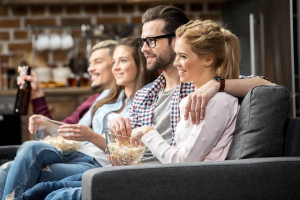 Vänner tittar på film — Stockfoto