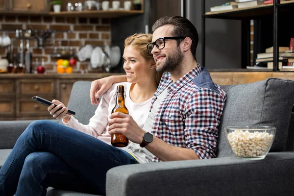 Couple watching tv — Stock Photo, Image