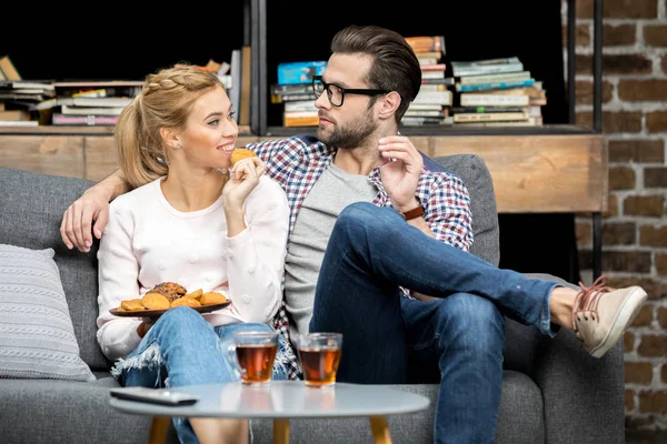 Casal beber chá com biscoitos — Fotografia de Stock