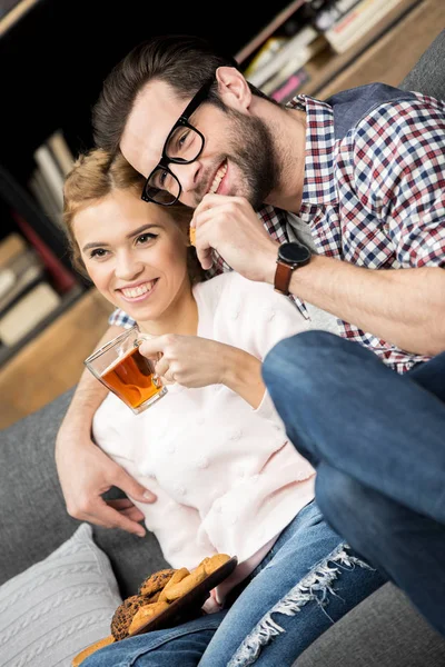 Coppia bere il tè — Foto Stock