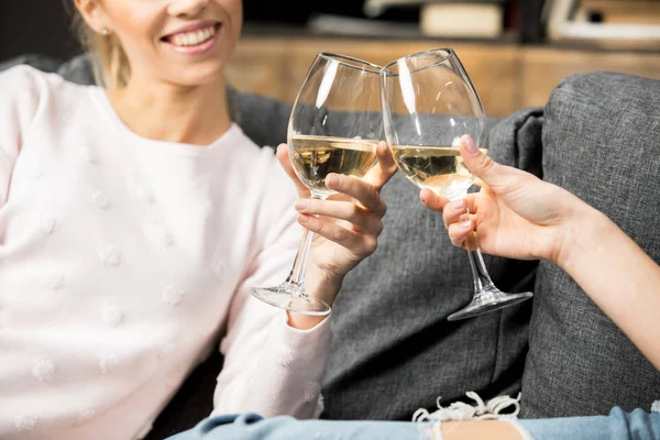 Vänner jublar med vin — Stockfoto