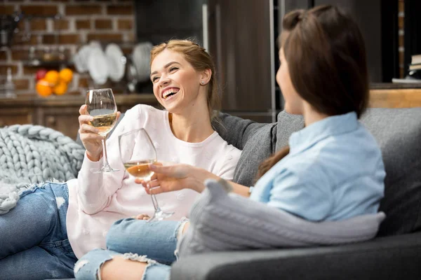 Vrienden drinken van witte wijn — Stockfoto