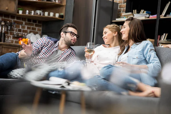 Glückliche Freunde plaudern — Stockfoto