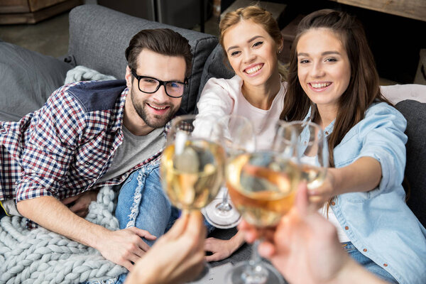 Друзья, болеющие вином
