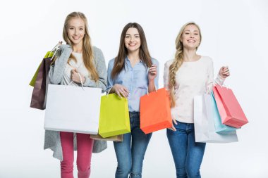 Alışveriş çantalı kadınlar