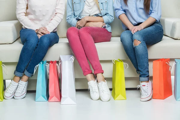 Mulheres com sacos de compras — Fotografia de Stock